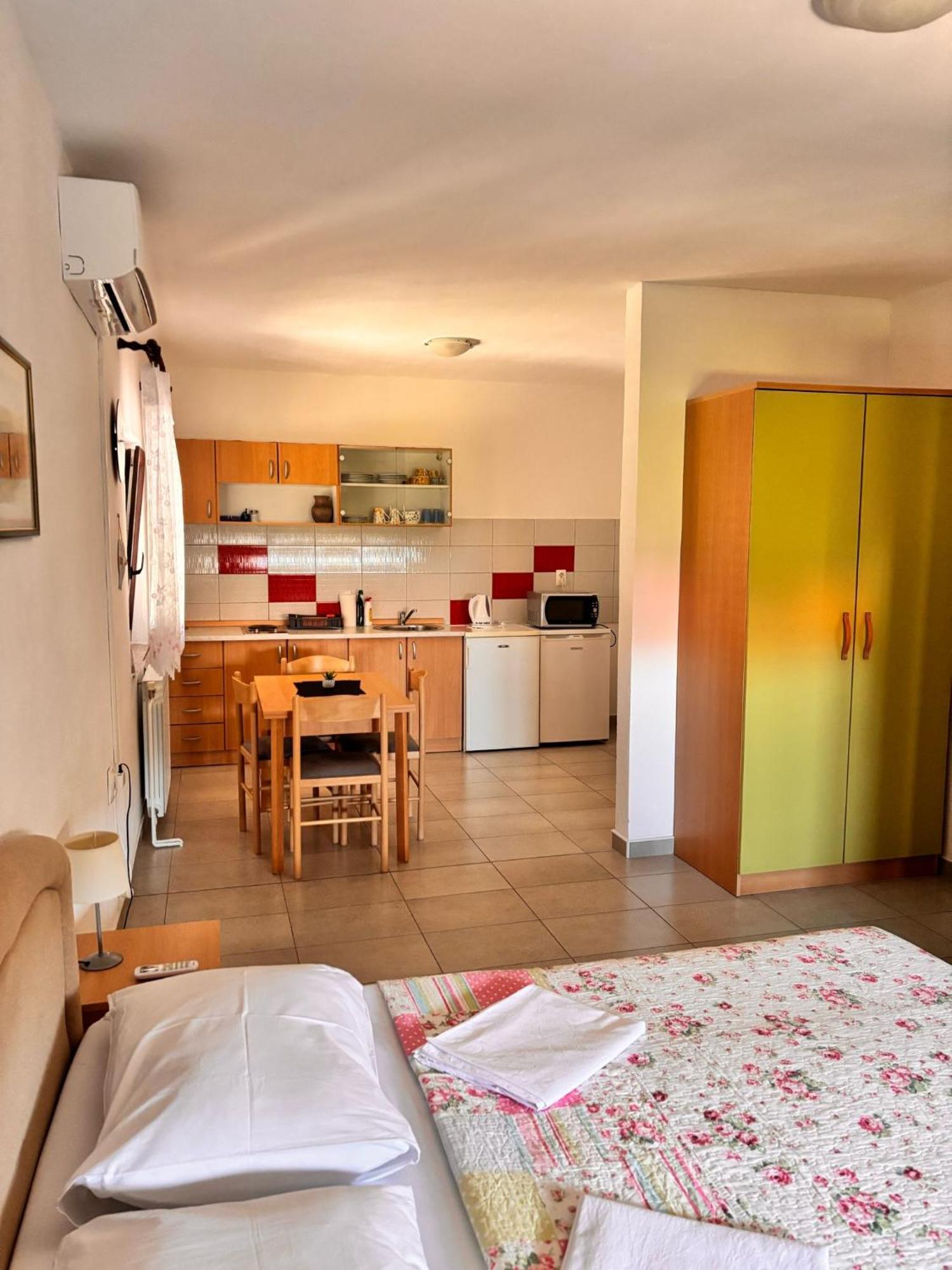 Ruza I Natalija Apartment Karlobag Luaran gambar